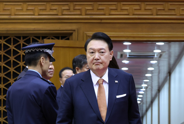 네덜란드 국빈 방문 일정을 마친 윤석열 대통령이 15일 성남 서울공항 2층 실내행사장으로 귀국하고 있다.  연합뉴스